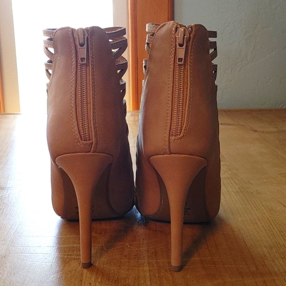 Heart in D Natural Leather Strappy Heels - Picture 3 of 7